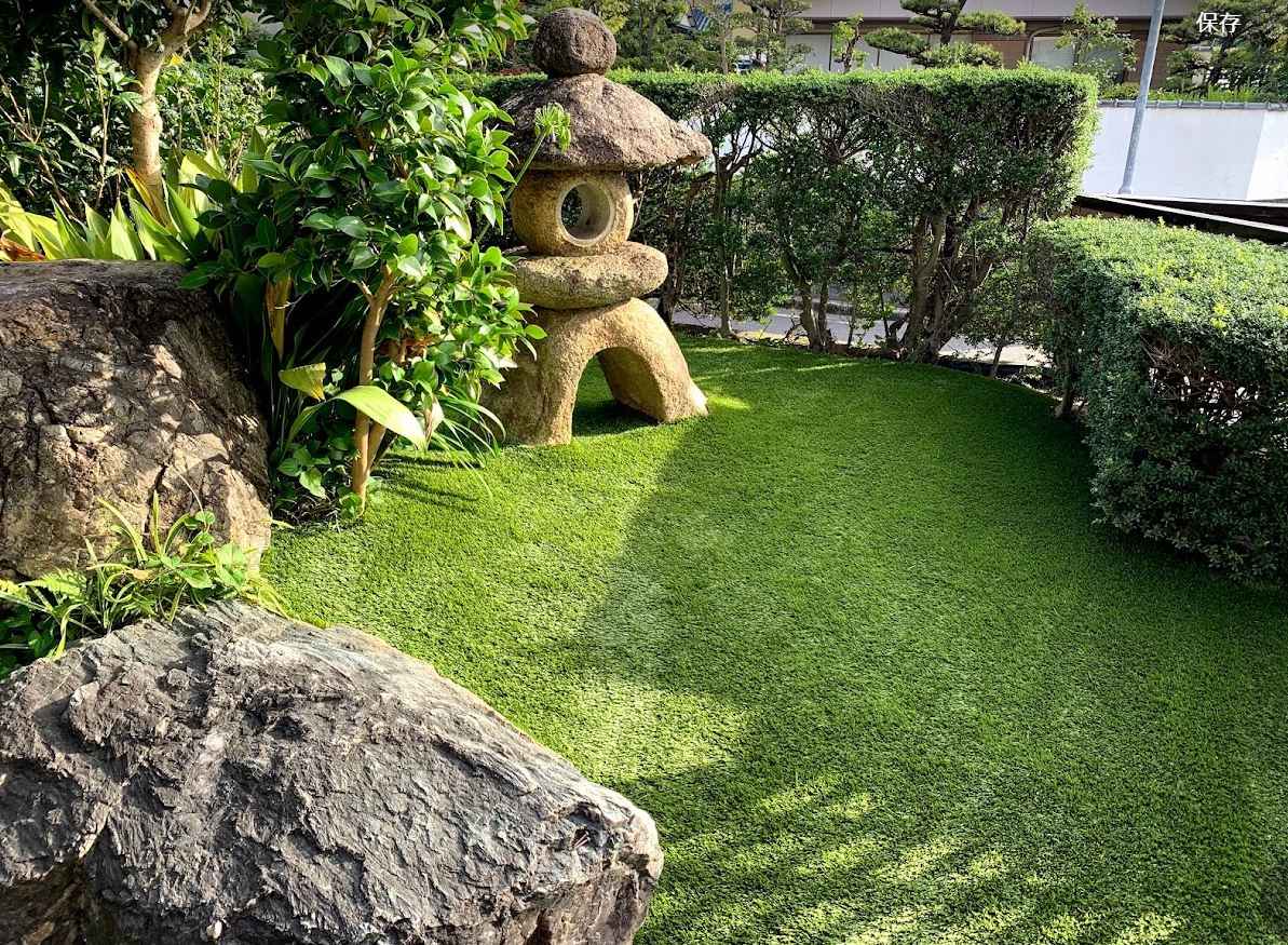 芝刈りや水やりなど定期的な庭の手入れが不要な人工芝